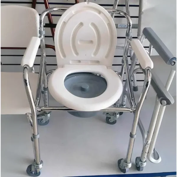 Alquiler de silla sanitaria plegable en acero con ruedas en Bogotá - Vida en Movimiento - Comodidad y diseño práctico para el cuidado personal.